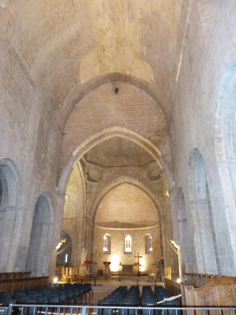 Vue intérieure de la nef et du choeur de l'église abbatiale
