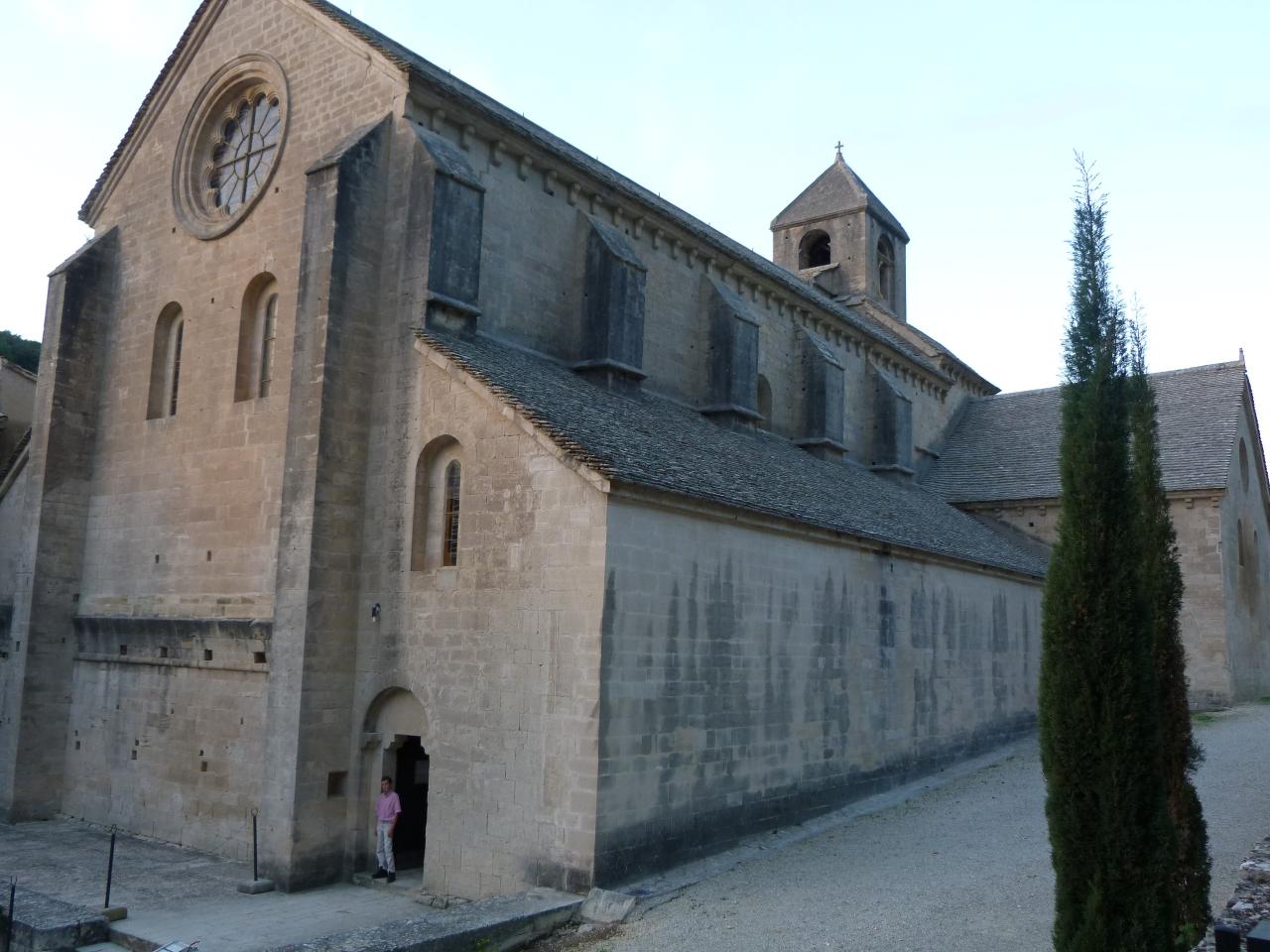 Vue extérieure de la nef et du porche de l'église abbatiale